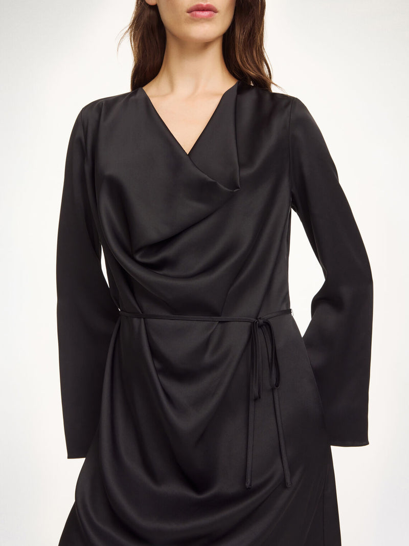 By Malene Birger Cornelia kjole i sort, med en drapert utringning og avtagbart belte, laget av acetat og polyester.