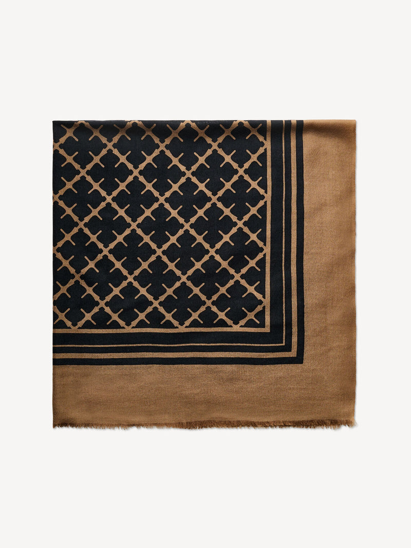 By Malene Birger Cornelis skjerf i brun, laget av 100% ull med Signature Flower-print og små frynser på sidene.