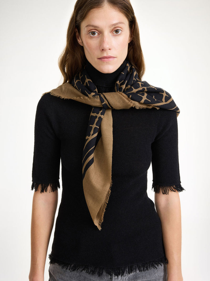 By Malene Birger Cornelis skjerf i brun, laget av 100% ull med Signature Flower-print og små frynser på sidene.