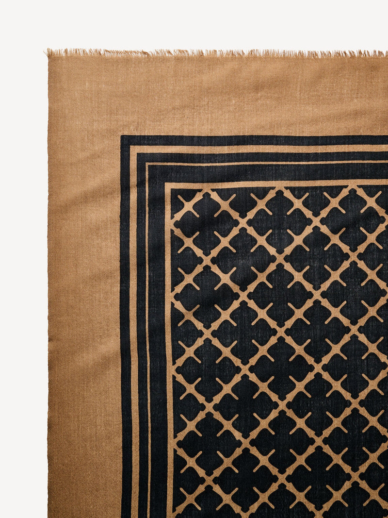 By Malene Birger Cornelis skjerf i brun, laget av 100% ull med Signature Flower-print og små frynser på sidene.