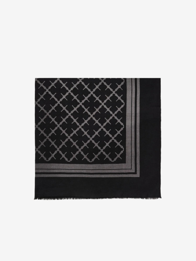 By Malene Birger Cornelis skjerf i grått, laget av 100% ull med Signature Flower-print og små frynser på sidene.