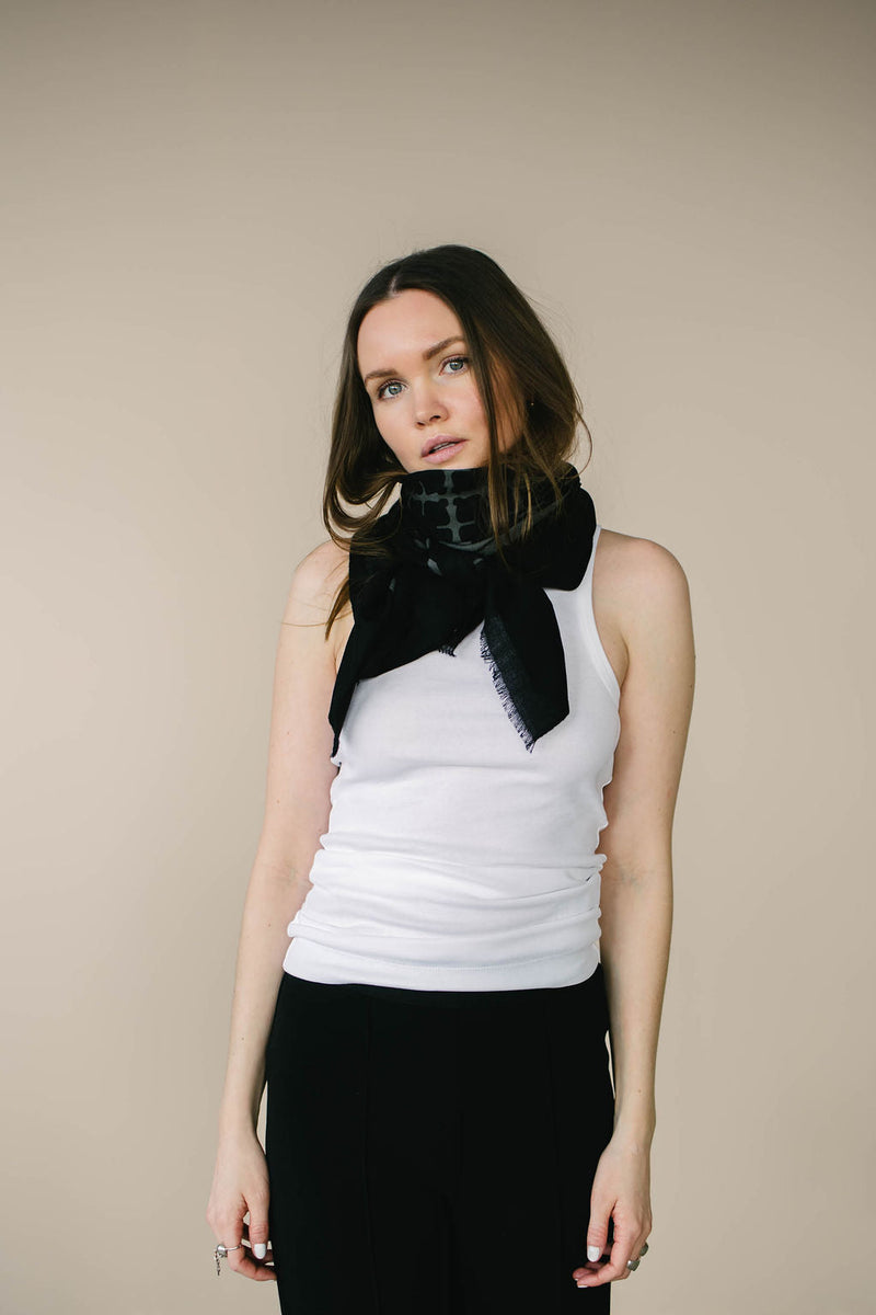 By Malene Birger Cornelis skjerf i grått, laget av 100% ull med Signature Flower-print og små frynser på sidene.