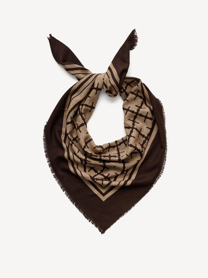 By Malene Birger Cornelis skjerf i mørkebrun, laget av 100% ull med Signature Flower-print og små frynser på sidene.