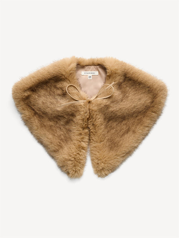 By Malene Birger Cowilla skjerf i beige imitert pels, av polyester.