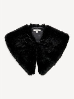 By Malene Birger Cowilla skjerf i sort imitert pels, av polyester.