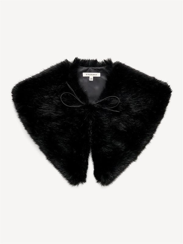 By Malene Birger Cowilla skjerf i sort imitert pels, av polyester.