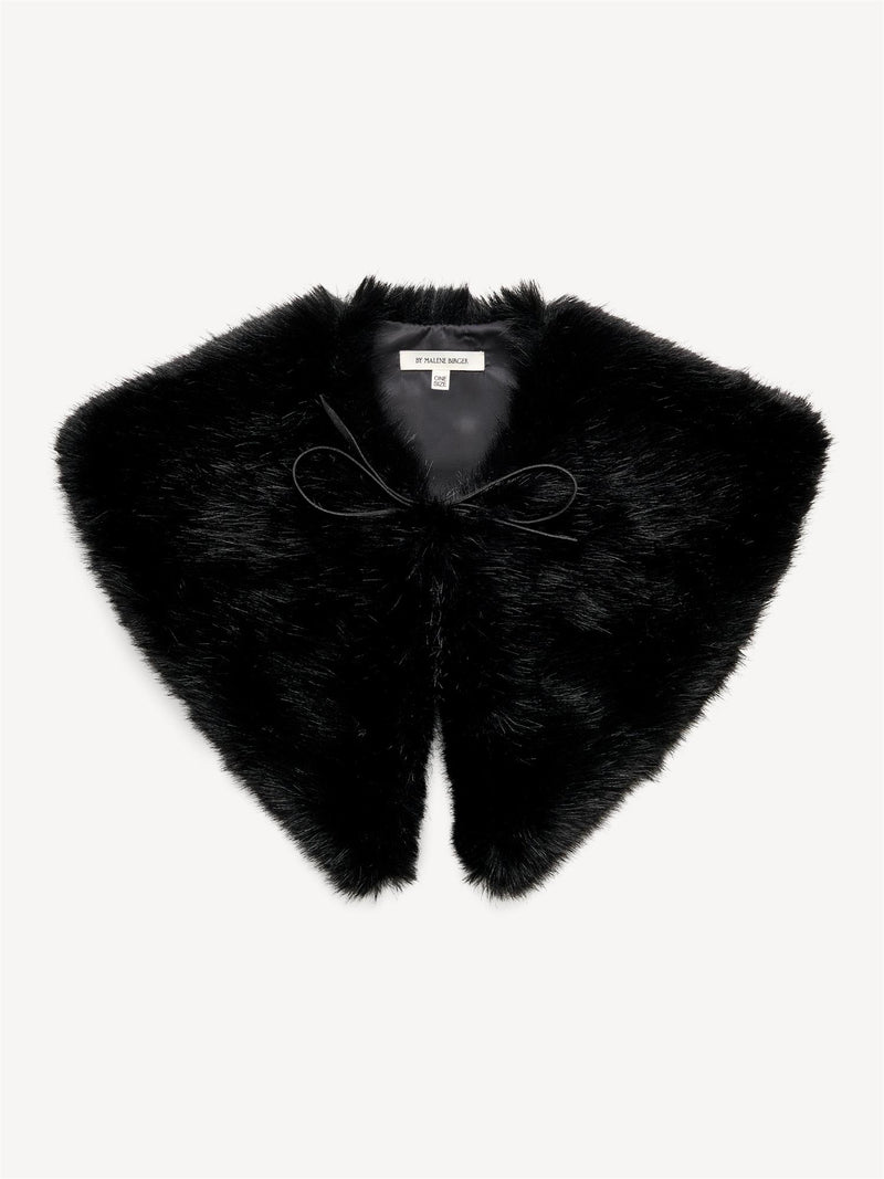 By Malene Birger Cowilla skjerf i sort imitert pels, av polyester.