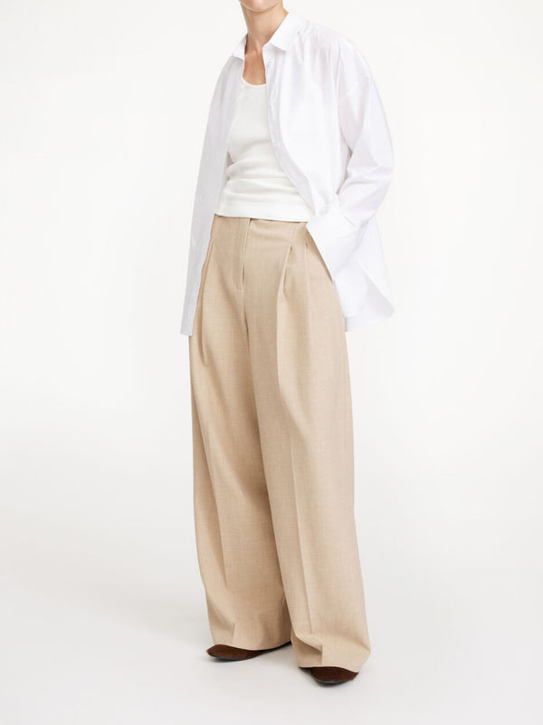 By Malene Birger Cymbria bukser i fargen cinnamon brown, med en skreddersydd look, høyt liv og vide ben, laget av resirkulert polyester.