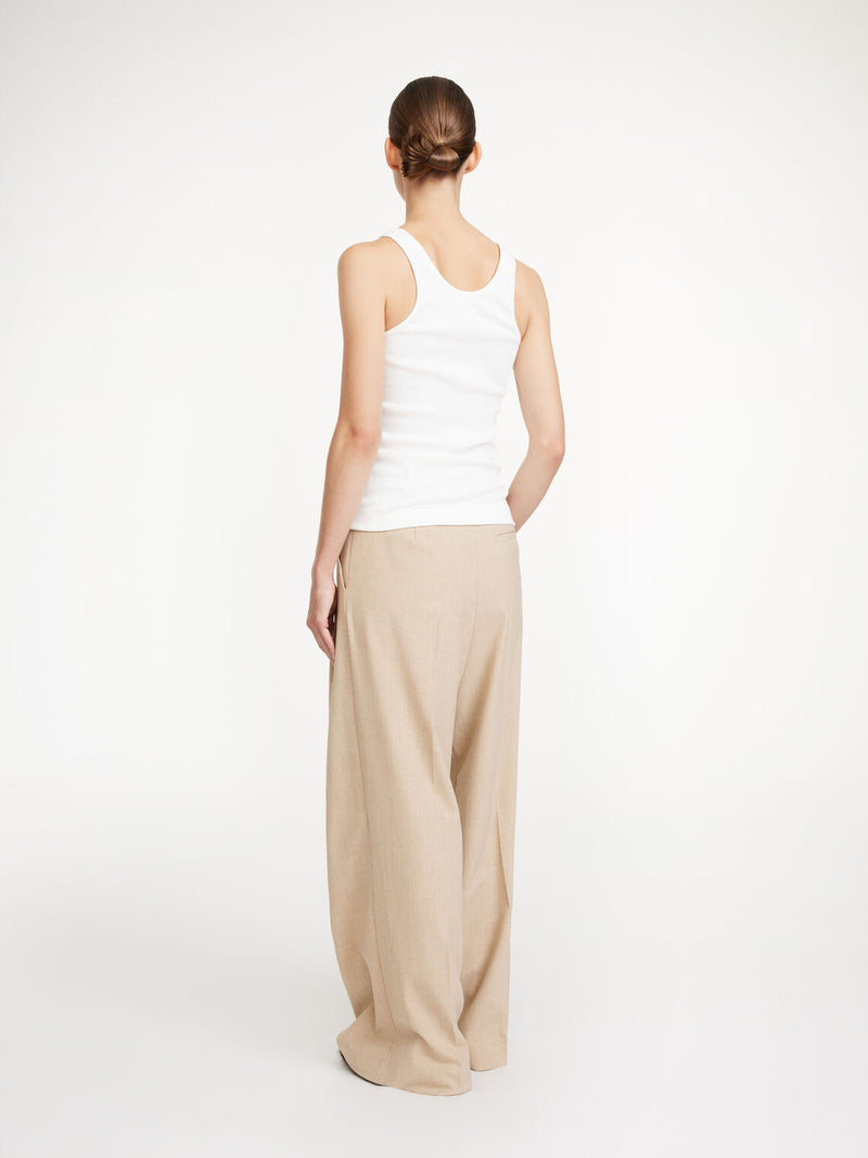 By Malene Birger Cymbria bukser i fargen cinnamon brown, med en skreddersydd look, høyt liv og vide ben, laget av resirkulert polyester.