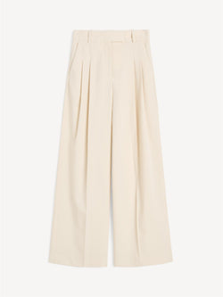 By Malene Birger Cymbria bukser i kremhvit, med en skreddersydd look, høyt liv og vide ben, laget av resirkulert polyester.