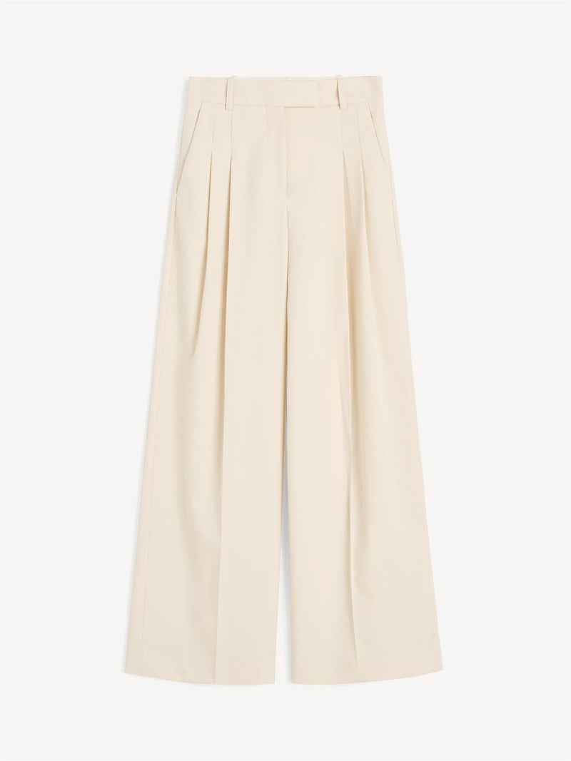 By Malene Birger Cymbria bukser i kremhvit, med en skreddersydd look, høyt liv og vide ben, laget av resirkulert polyester.