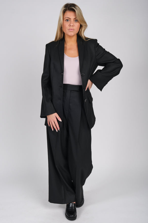 By Malene Birger Cymbria bukser i sort polyester, med en skreddersydd look, høyt liv, ledig passform og brede ben.