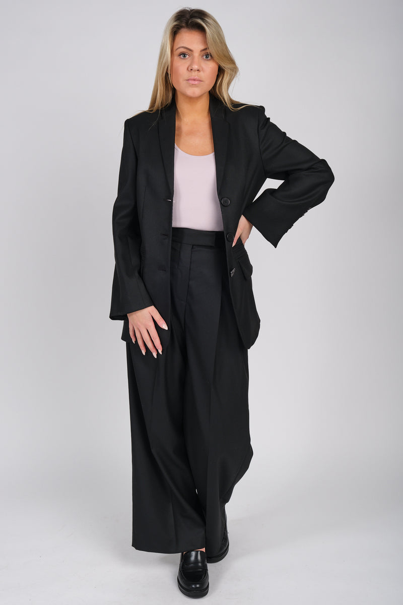 By Malene Birger Cymbria bukser i sort polyester, med en skreddersydd look, høyt liv, ledig passform og brede ben.