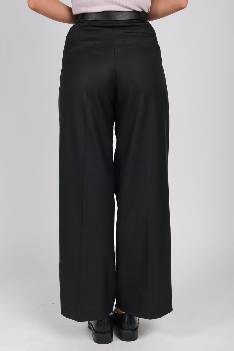 By Malene Birger Cymbria bukser i sort polyester, med en skreddersydd look, høyt liv, ledig passform og brede ben.