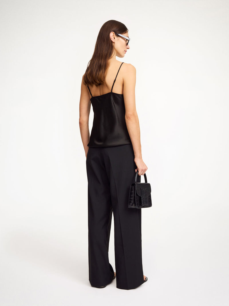 By Malene Birger Cymbria bukser i sort, med en skreddersydd look, høyt liv og vide ben, laget av resirkulert polyester.