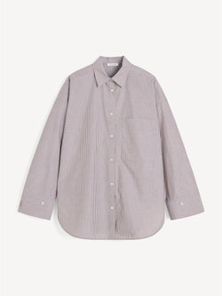 By Malene Birger Derris bomullskjorte i brun- og hvitstripet organisk bomull, med en oversized passform og brystlomme.