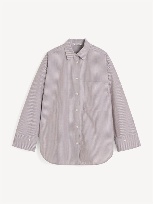By Malene Birger Derris bomullskjorte i brun- og hvitstripet organisk bomull, med en oversized passform og brystlomme.