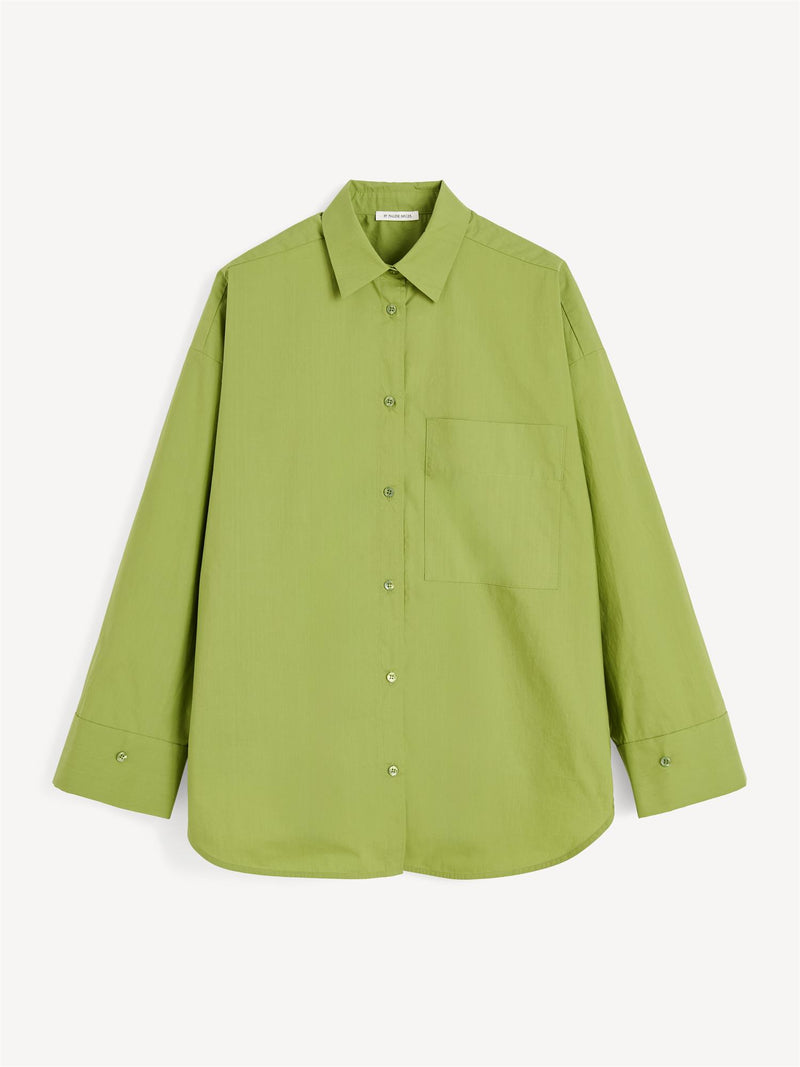 By Malene Birger Derris bomullskjorte i grønn, laget av 100% organisk bomull med en oversized passform.