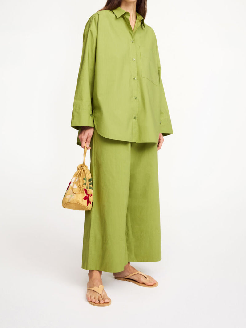 By Malene Birger Derris bomullskjorte i grønn, laget av 100% organisk bomull med en oversized passform.