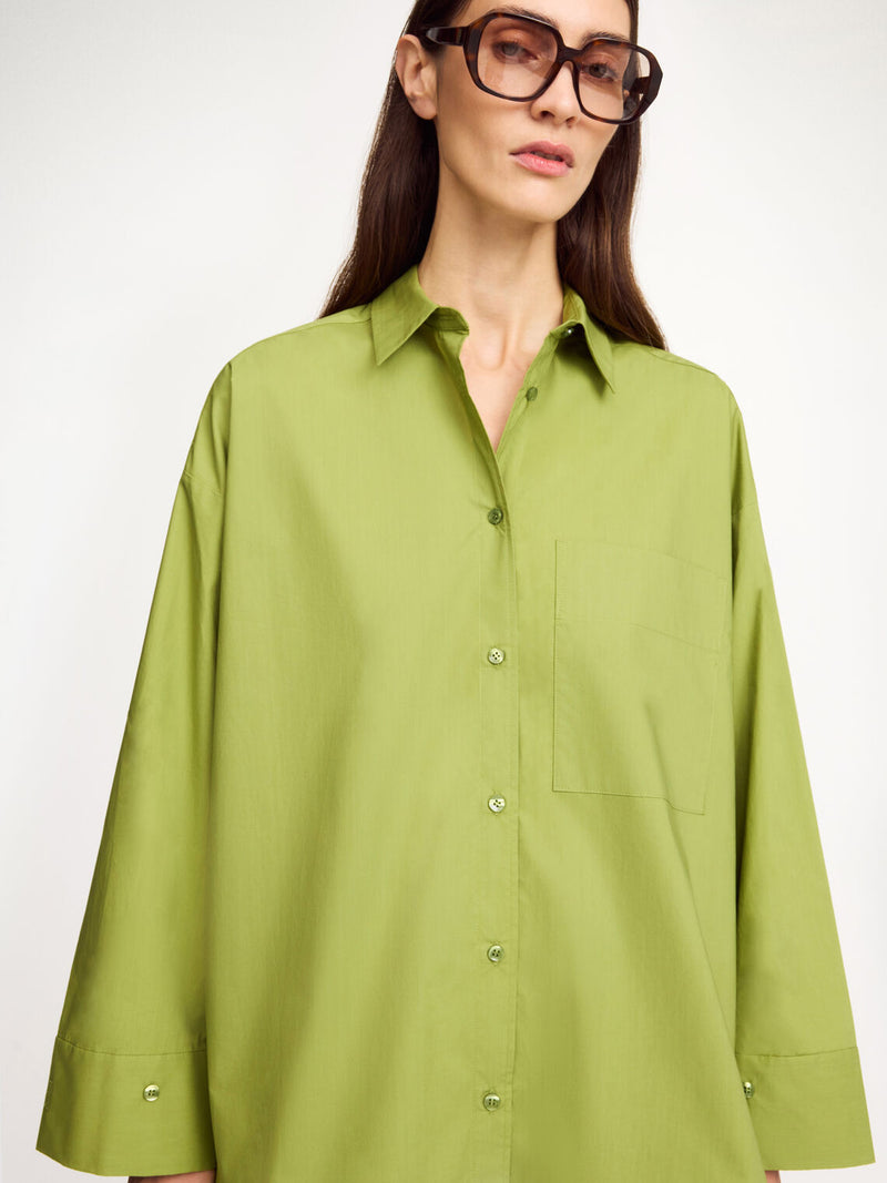 By Malene Birger Derris bomullskjorte i grønn, laget av 100% organisk bomull med en oversized passform.