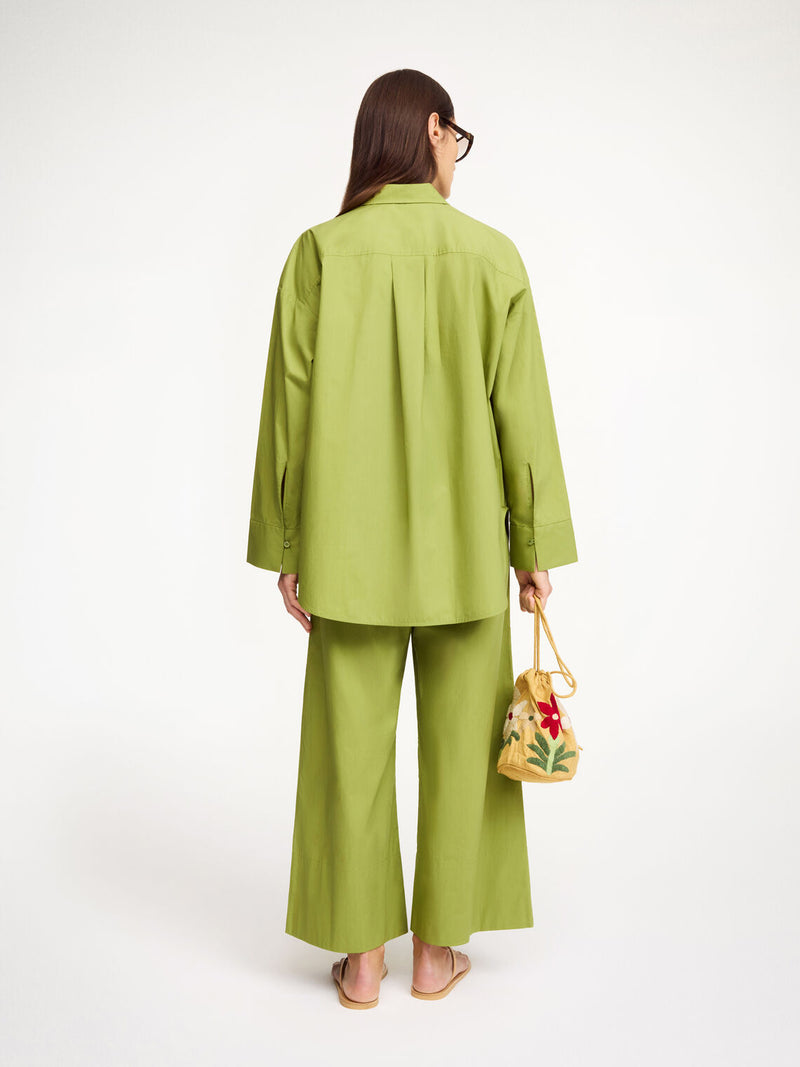 By Malene Birger Derris bomullskjorte i grønn, laget av 100% organisk bomull med en oversized passform.