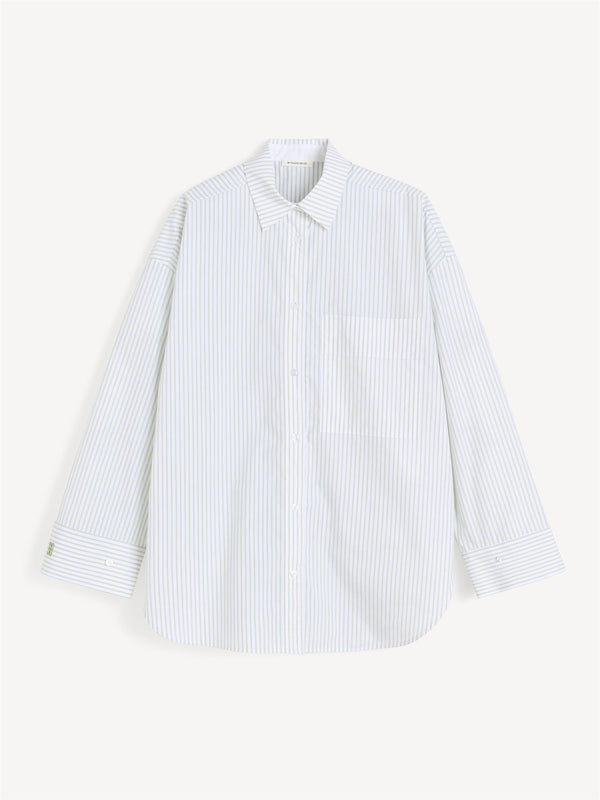 By Malene Birger Derris bomullskjorte med grønne striper, laget av 100% organisk bomull med en oversized passform.