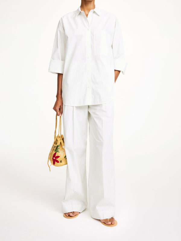 By Malene Birger Derris bomullskjorte med grønne striper, laget av 100% organisk bomull med en oversized passform.
