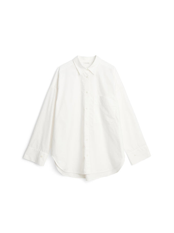 By Malene Birger Derris bomullskjorte i hvit, med en oversized passform og brystlomme, laget av 100% organisk bomull.