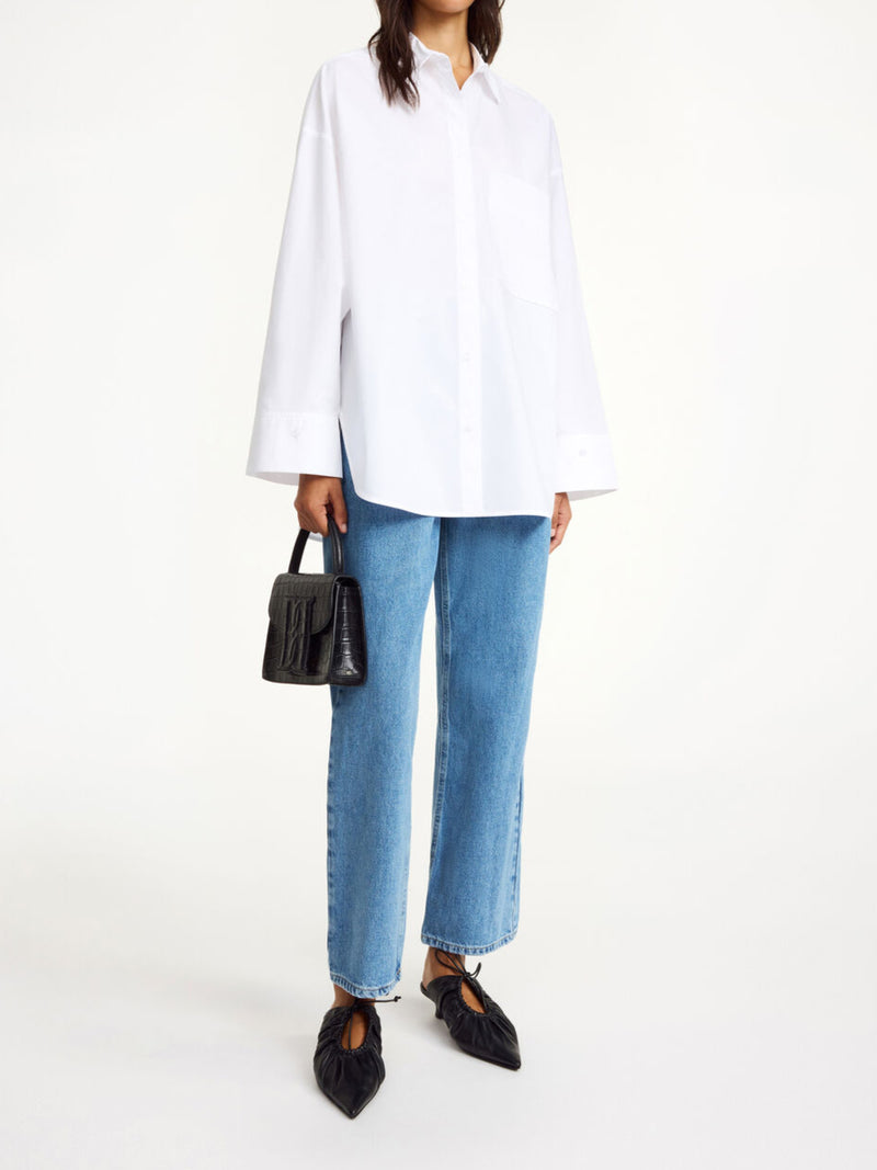 By Malene Birger Derris bomullskjorte i hvit, med en oversized passform og brystlomme, laget av 100% organisk bomull.