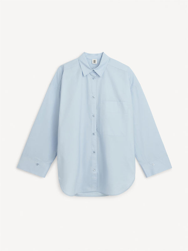 By Malene Birger Derris bomullskjorte i lysblå, laget av 100% organisk bomull med en oversized passform.