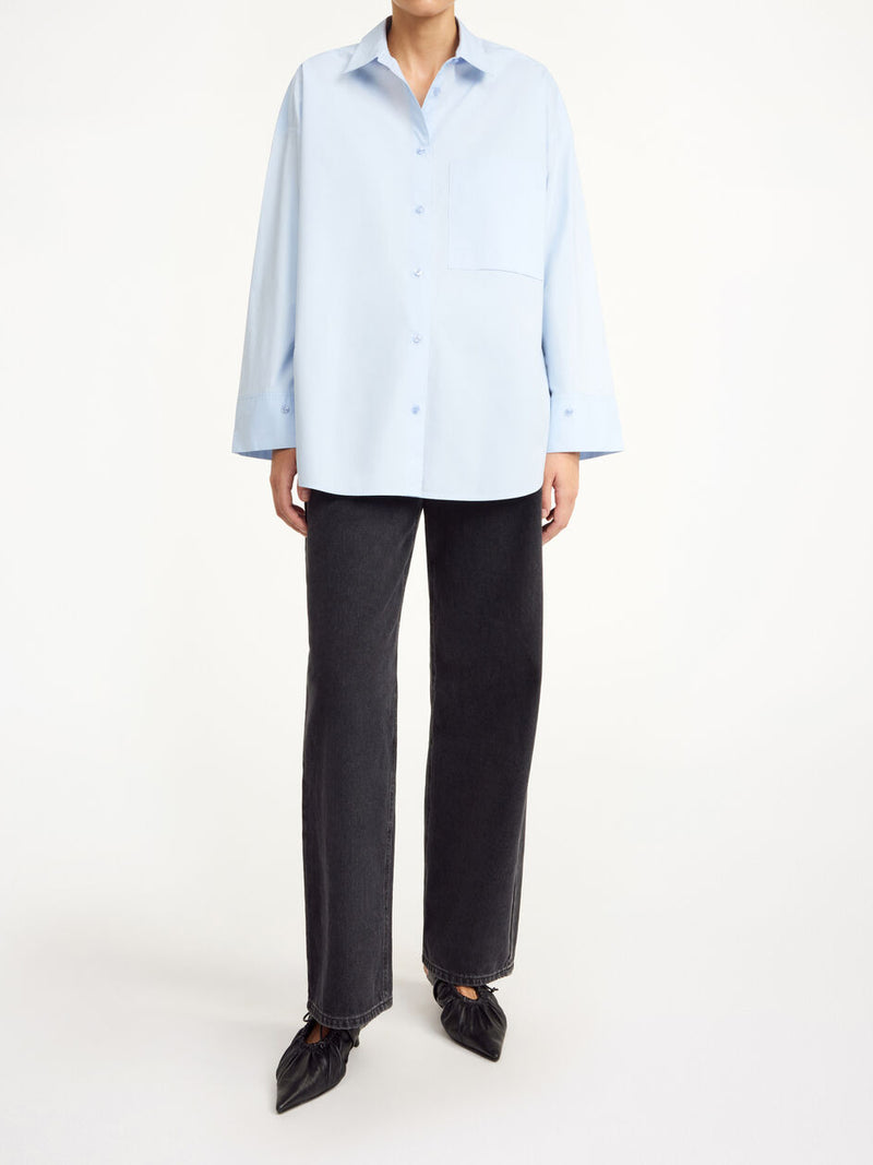 By Malene Birger Derris bomullskjorte i lysblå, laget av 100% organisk bomull med en oversized passform.