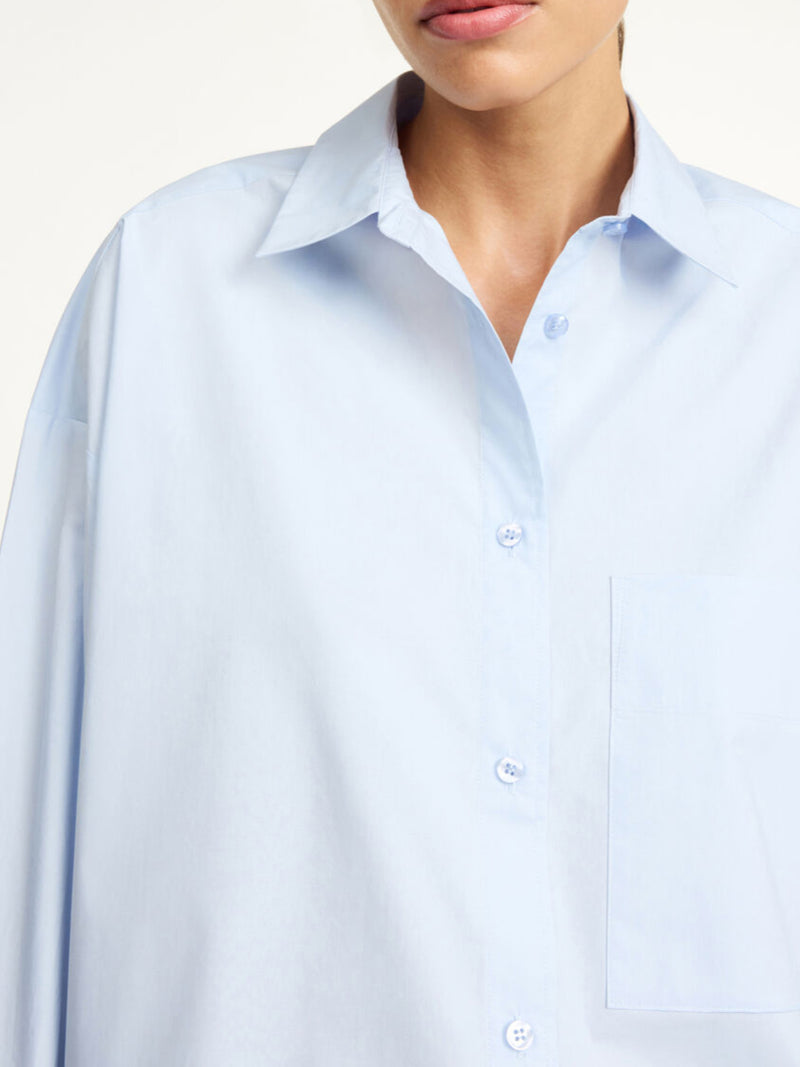 By Malene Birger Derris bomullskjorte i lysblå, laget av 100% organisk bomull med en oversized passform.