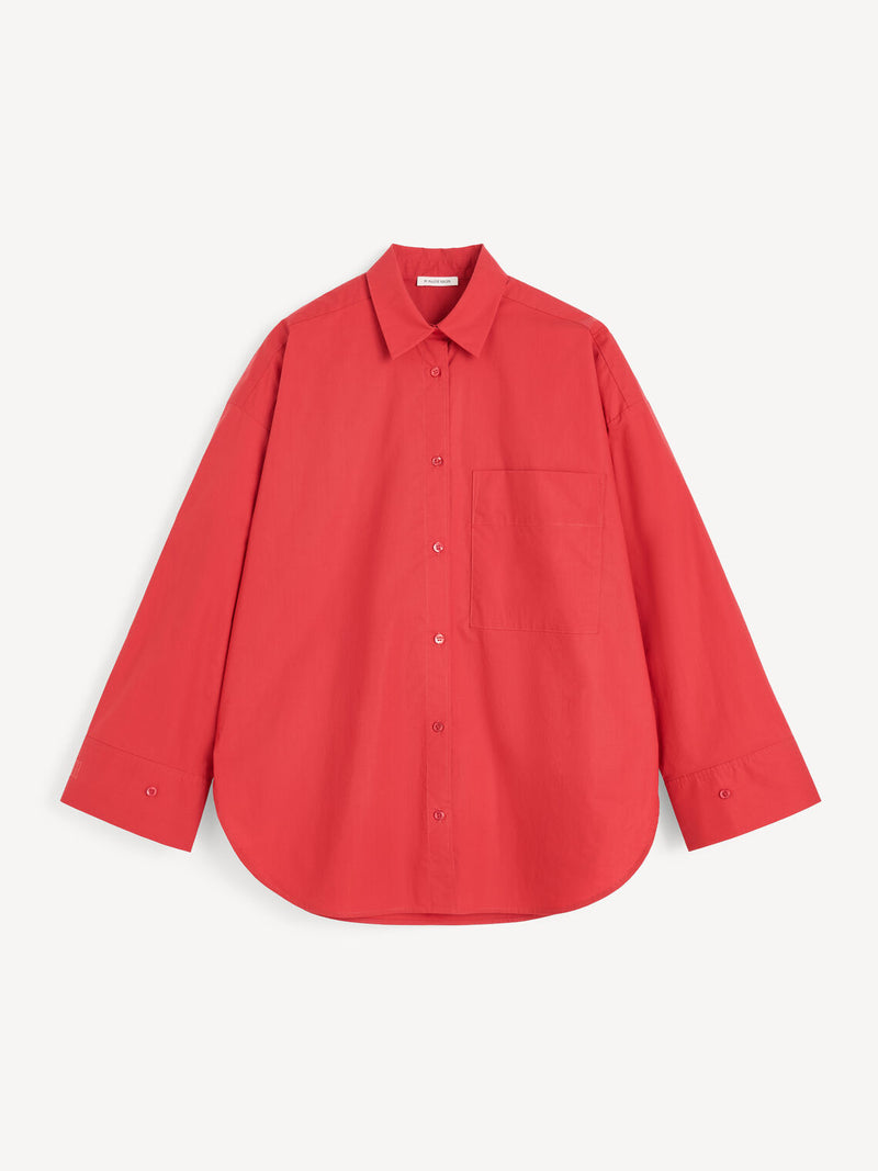 By Malene Birger Derris bomullskjorte i rød, med en oversized passform og brystlomme, laget av 100% organisk bomull.