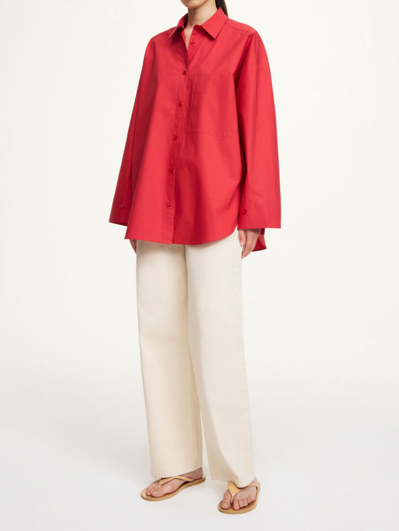 By Malene Birger Derris bomullskjorte i rød, med en oversized passform og brystlomme, laget av 100% organisk bomull.