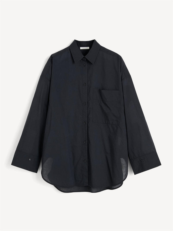By Malene Birger Derris bomullsskjorte i sort, med en oversized passform og brystlomme, laget av 100% organisk bomull.