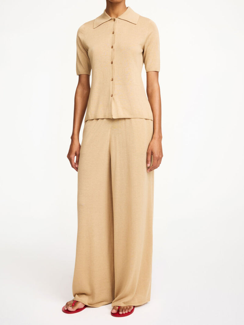 By Malene Birger Dotta bluse i beige, med krage og knapper, laget av en blanding av lyocell, ull og silke.