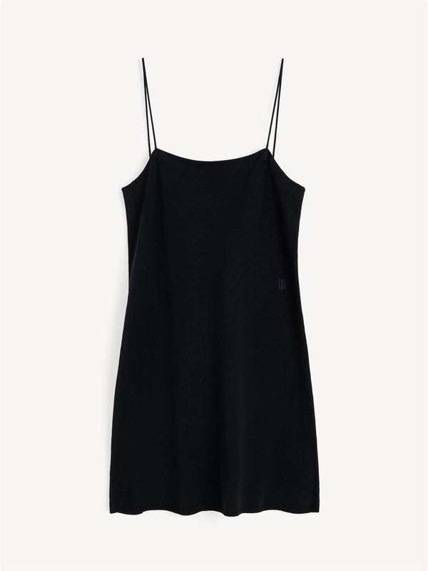 By Malene Birger Edello minikjole i sort, med spaghettistropper, laget av en blanding av lyocell, ull og silke.