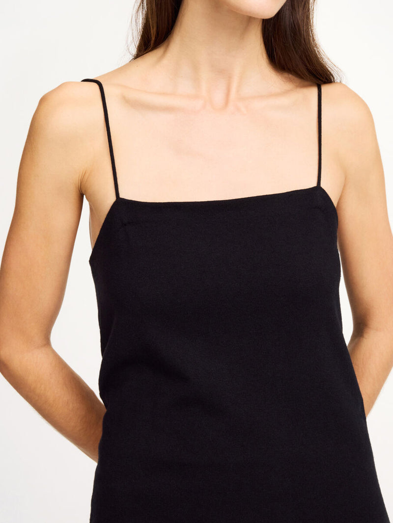 By Malene Birger Edello minikjole i sort, med spaghettistropper, laget av en blanding av lyocell, ull og silke.