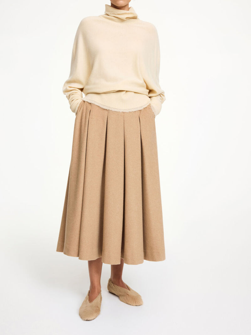 By Malene Birger Eden ullskjørt i lysebrun, med en voluminøs A-formet silhuett og laget av ull, silke og kasjmir.