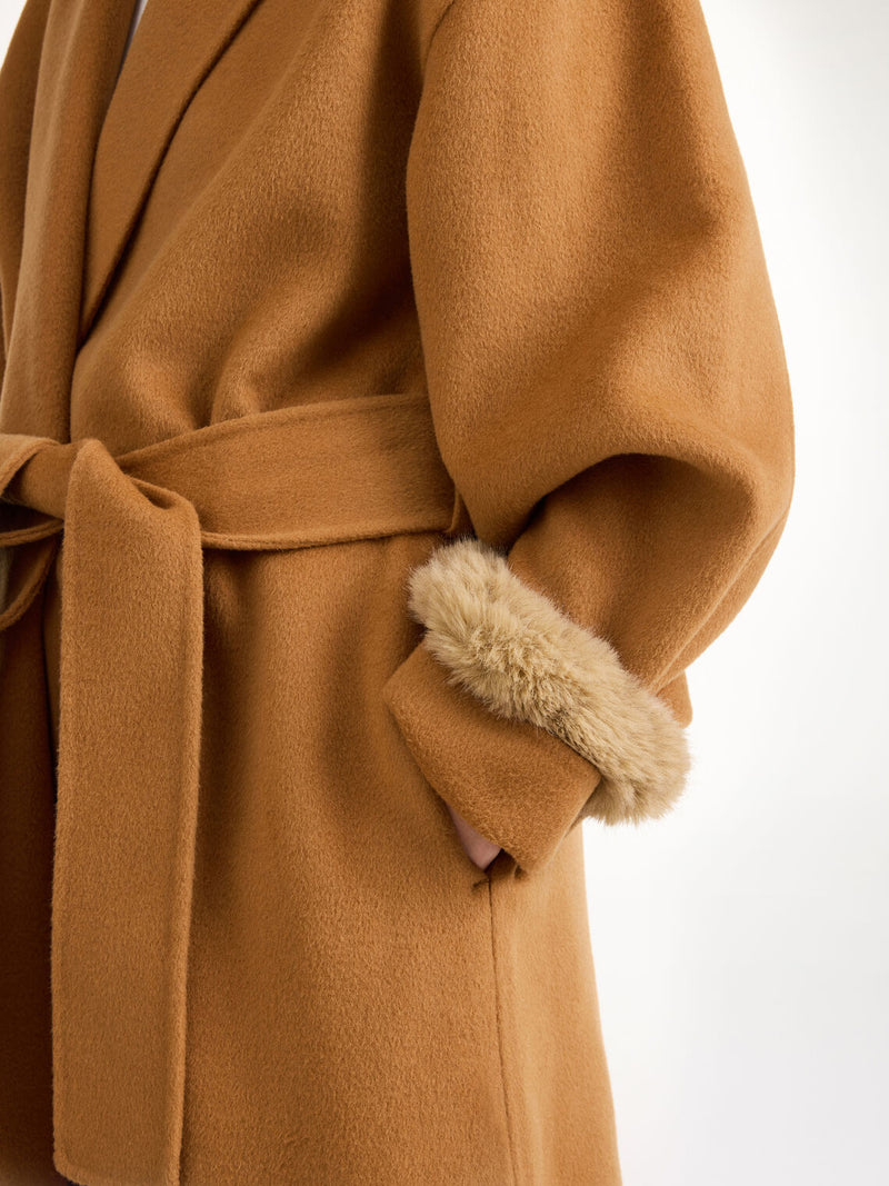 By Malene Birger Elbie mansjetter i brun, laget av 100% polyester med faux fur-struktur.