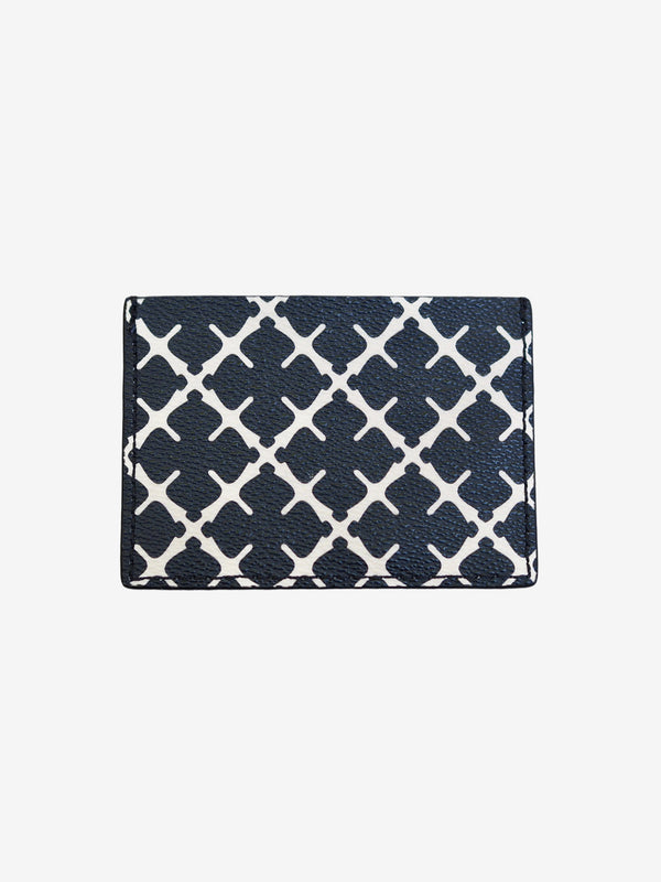 By Malene Birger Elia Card kortholder i sort, laget av 100% polyvinylklorid, med Signature Flower-print og plass til flere kort.