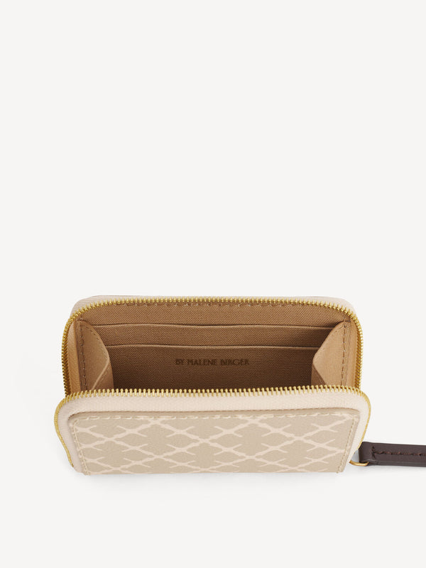 By Malene Birger, Elia coin, lommebok  i beige, imitert skinn, med Signature Flower-mønster.