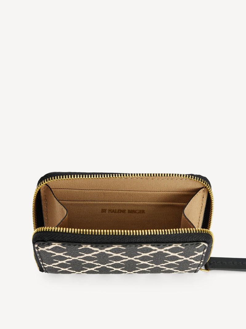 By Malene Birger Elia Coin lommebok i sort, med Signature Flower-print og gullfarget logo, laget av polyvinylklorid.