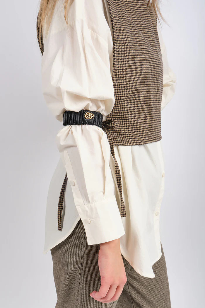 By Malene Birger Evelo armbånd i sort, laget av 100% saueskinn med et swirl-motiv.