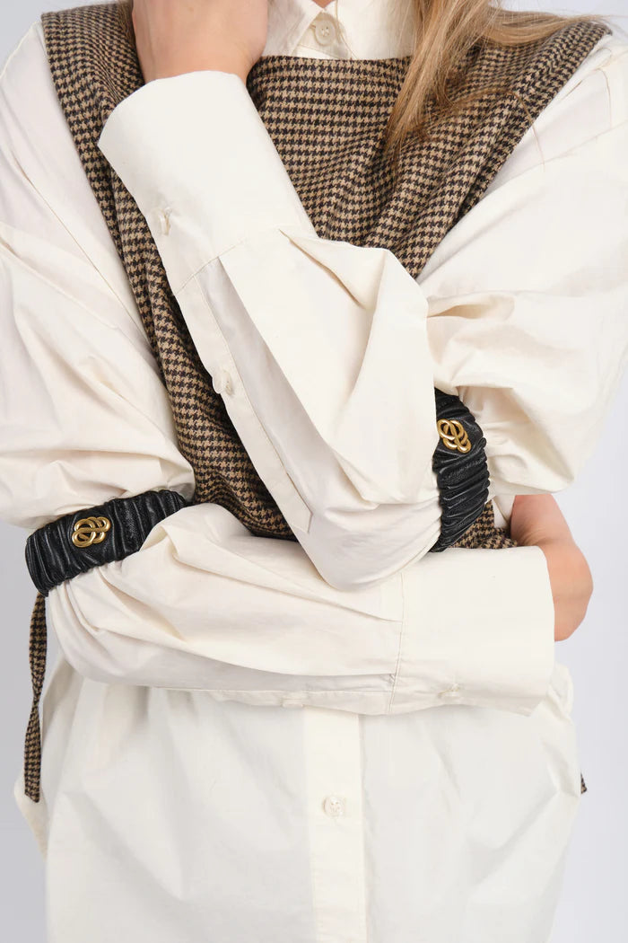 By Malene Birger Evelo armbånd i sort, laget av 100% saueskinn med et swirl-motiv.