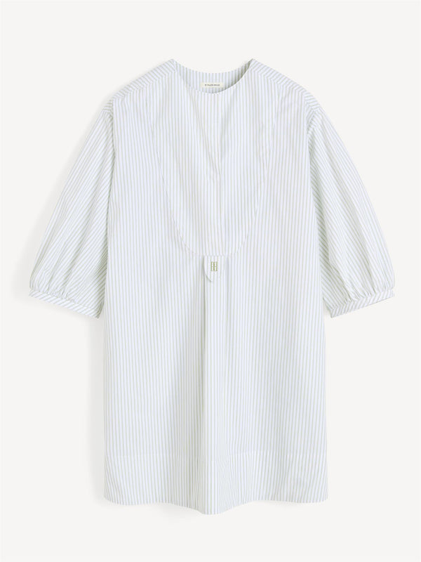 By Malene Birger Faya tunika-kjole i hvit med grønne striper, laget av 100% organisk bomull med en flatterende passform.