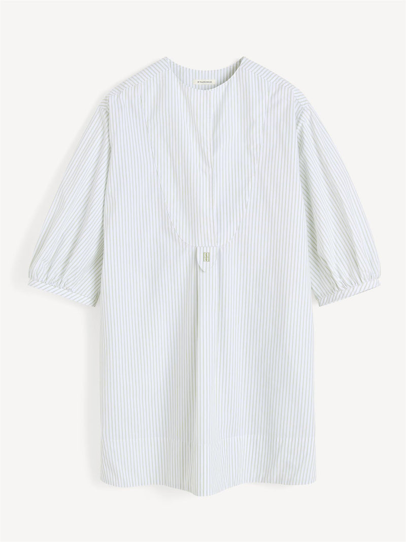 By Malene Birger Faya tunika-kjole i hvit med grønne striper, laget av 100% organisk bomull med en flatterende passform.