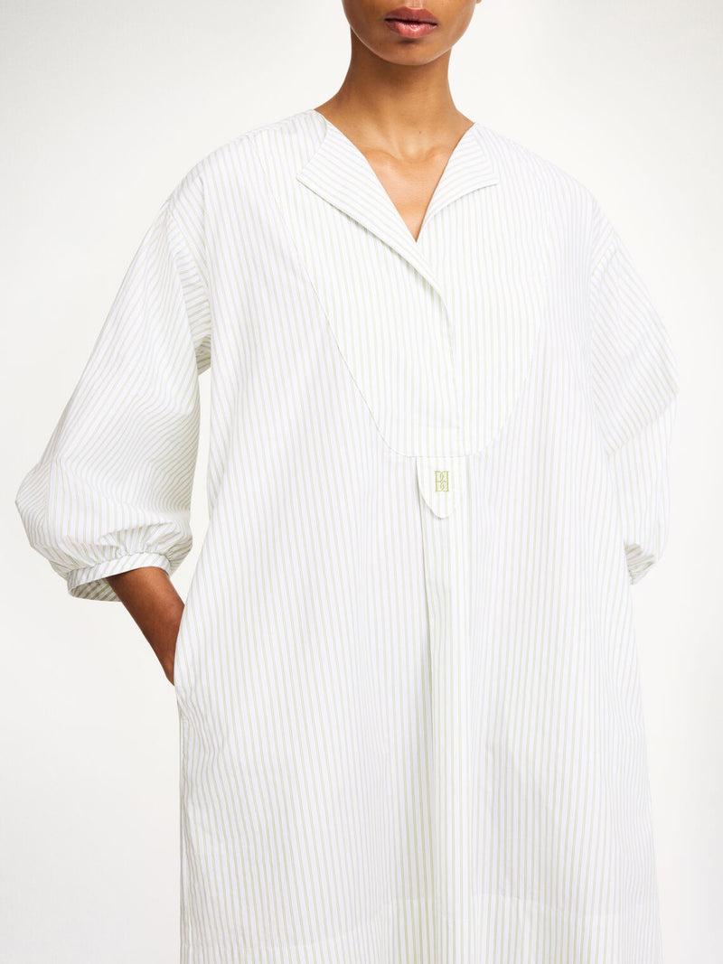 By Malene Birger Faya tunika-kjole i hvit med grønne striper, laget av 100% organisk bomull med en flatterende passform.