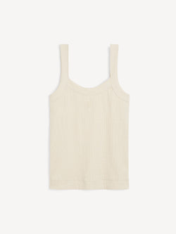 By Malene Birger Frillio topp i krem, laget av organisk bomull og elastan, med et lite monogramprint på brystet og en smal passform.
