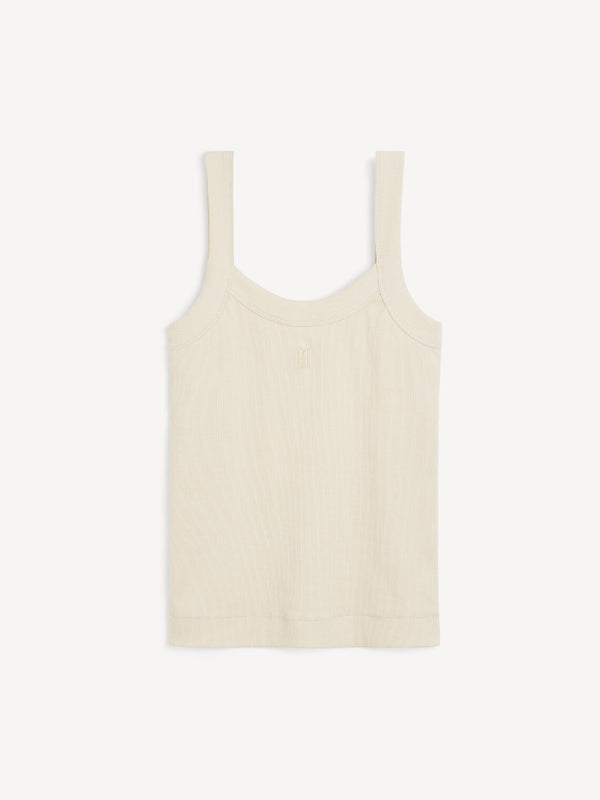By Malene Birger Frillio topp i krem, laget av organisk bomull og elastan, med et lite monogramprint på brystet og en smal passform.
